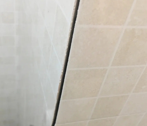 桥东瓷砖空鼓维修公司分享阳台瓷砖脱落的修复过程可以分为以下几个步骤