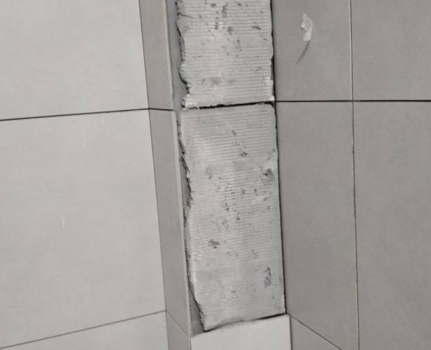 桥东瓷砖空鼓维修公司分享下瓷砖施工前基层浇水润湿程度不足，可能导致以下问题