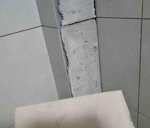 桥东瓷砖空鼓维修公司分享下厨房瓷砖脱落的补救措施。